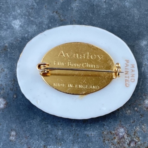 Aynsley floral Fine Bone China 'Cabbage Rose' Brooch signed J.A. Bailey - Picture 2 of 4